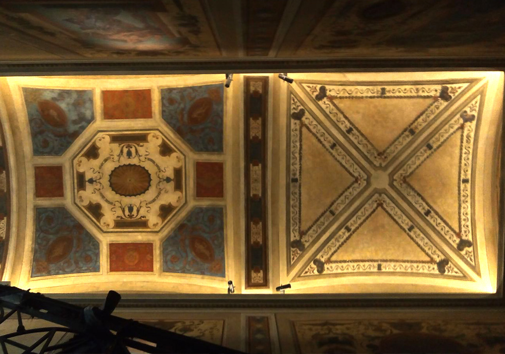 Mini-spot LED puntati sui dettagli di un affresco alle pareti