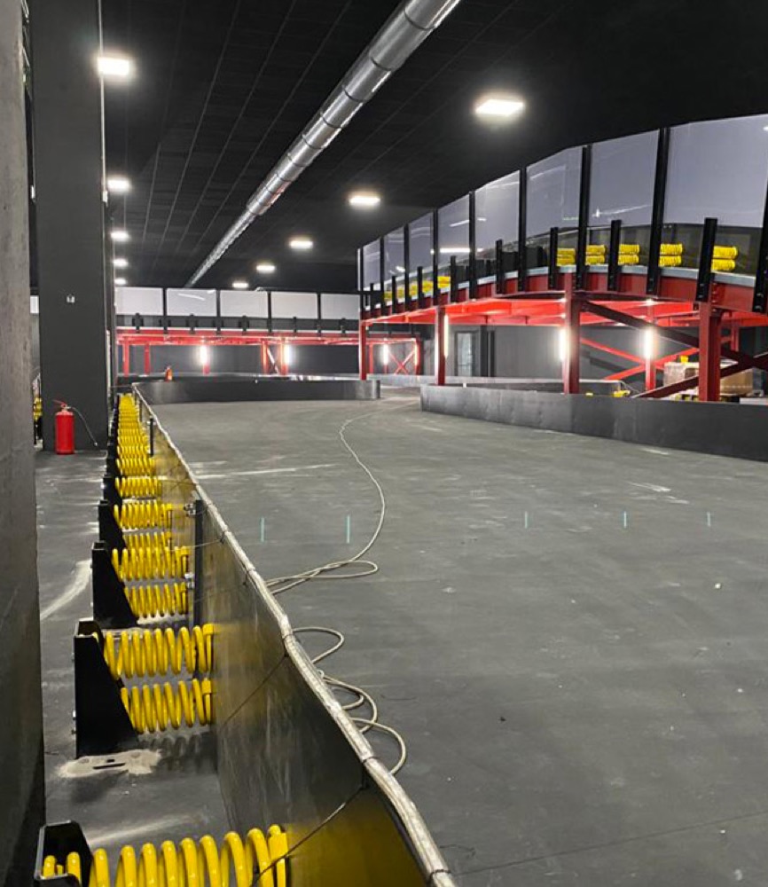 Lampade a LED di ultima generazione installate sopra la pista di go-kart