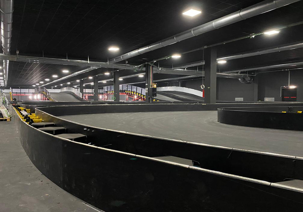 La pista di kart illuminata a LED con luce piena e uniforme