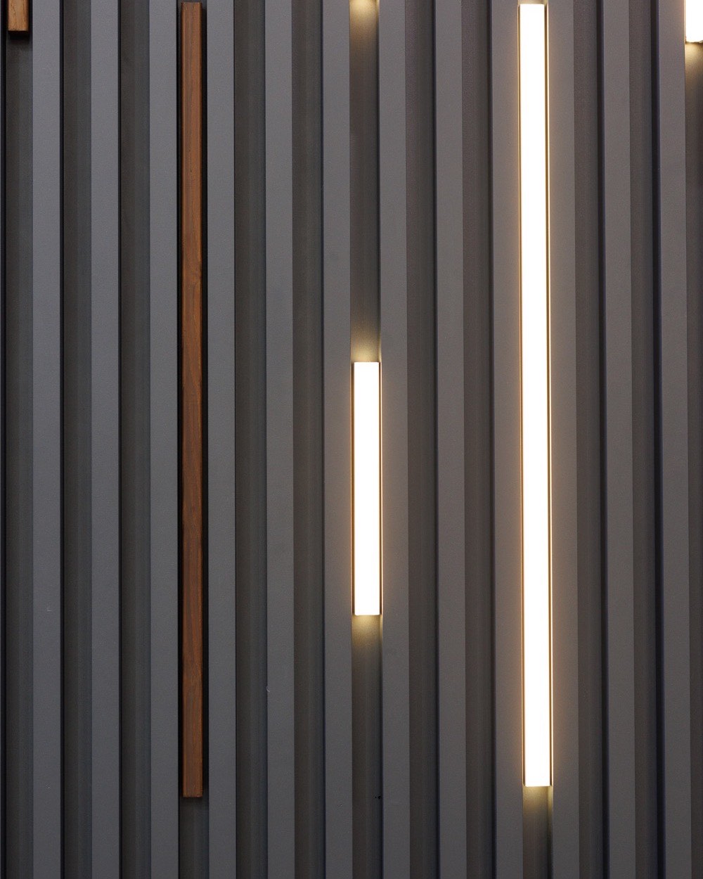 Illuminazione scenografica di uno showroom con strip LED integrate